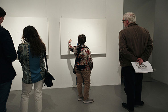 Gh-ostalgies, 2023, serie de 6 dessins tisses, fil blanc sur toile, 5 x (1 x 1,30 m) et 1 x (70 cm x 1 m)