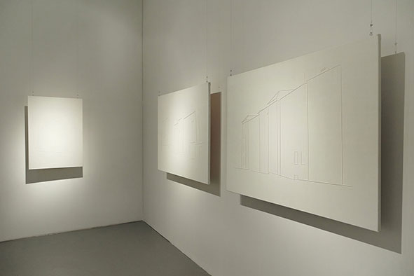 Gh-ostalgies, 2023, serie de 6 dessins tisses, fil blanc sur toile, 5 x (1 x 1,30 m) et 1 x (70 cm x 1 m)