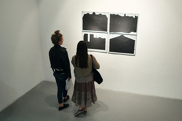 Shadows, dessins, 2023, craie blanche sur papier noir 4 x (50 x 70) cm