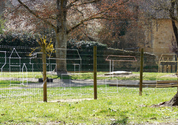 Ateliers à l'école primaire de Cénac dans le cadre des Résidences de l'art en Dordogne. Avril 2014. Installations et performances insitu, travail sur l'espace l'environnement le paysage et l'architecture.